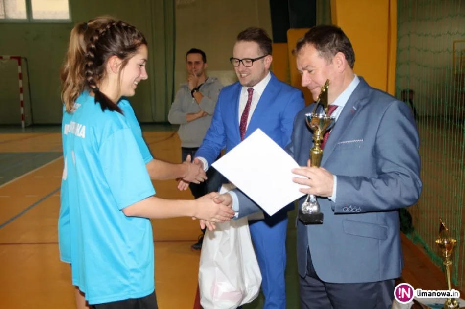 Pisarzowa bezkonkurencyjna w piłce siatkowej! - zdjęcie 3