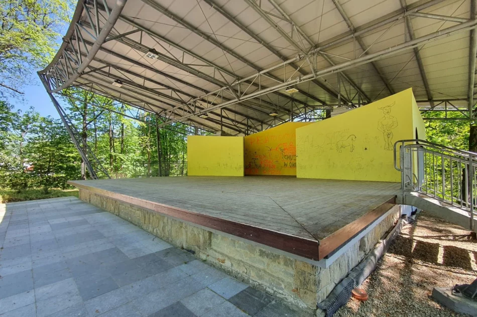 Zdewastowana muszla ma zostać odnowiona. Monitoring nagrał sprawców - zdjęcie 12