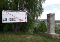 Partyzanci i tragiczna historia "Lotte" - tablica obok obelisku - zdjęcie główne