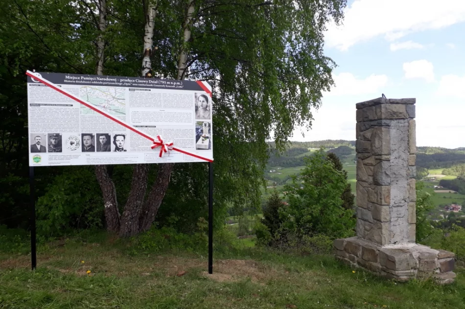 Partyzanci i tragiczna historia "Lotte" - tablica obok obelisku - zdjęcie 3