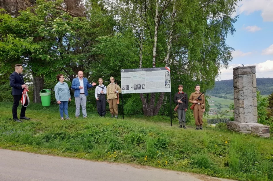 Partyzanci i tragiczna historia "Lotte" - tablica obok obelisku - zdjęcie 4