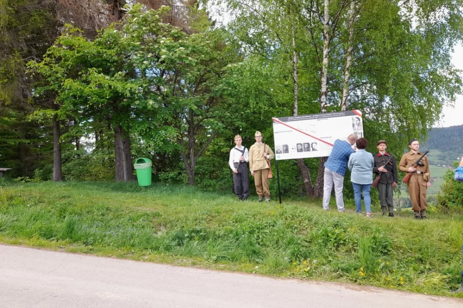 Partyzanci i tragiczna historia "Lotte" - tablica obok obelisku - zdjęcie 6