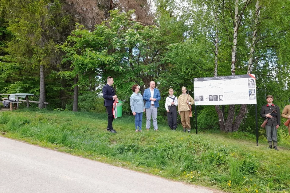 Partyzanci i tragiczna historia "Lotte" - tablica obok obelisku - zdjęcie 7