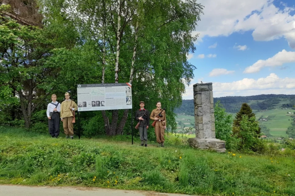 Partyzanci i tragiczna historia "Lotte" - tablica obok obelisku - zdjęcie 8