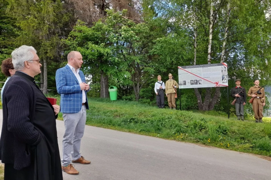 Partyzanci i tragiczna historia "Lotte" - tablica obok obelisku - zdjęcie 9