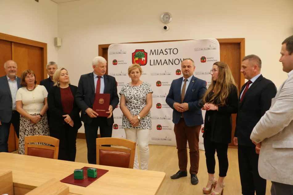 Podpisano porozumienie z władzami Gminy Limanowa ws. współpracy międzygminnej przy realizacji zadań oświatowych - zdjęcie 12