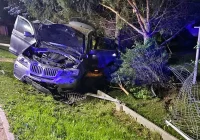 BMW uderzyło w latarnię i ogrodzenie - zdjęcie główne