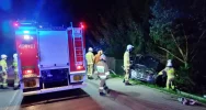 BMW uderzyło w latarnię i ogrodzenie - zdjęcie 2