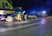 Wjechał na parking i wbił się w dwa samochody - zdjęcie główne