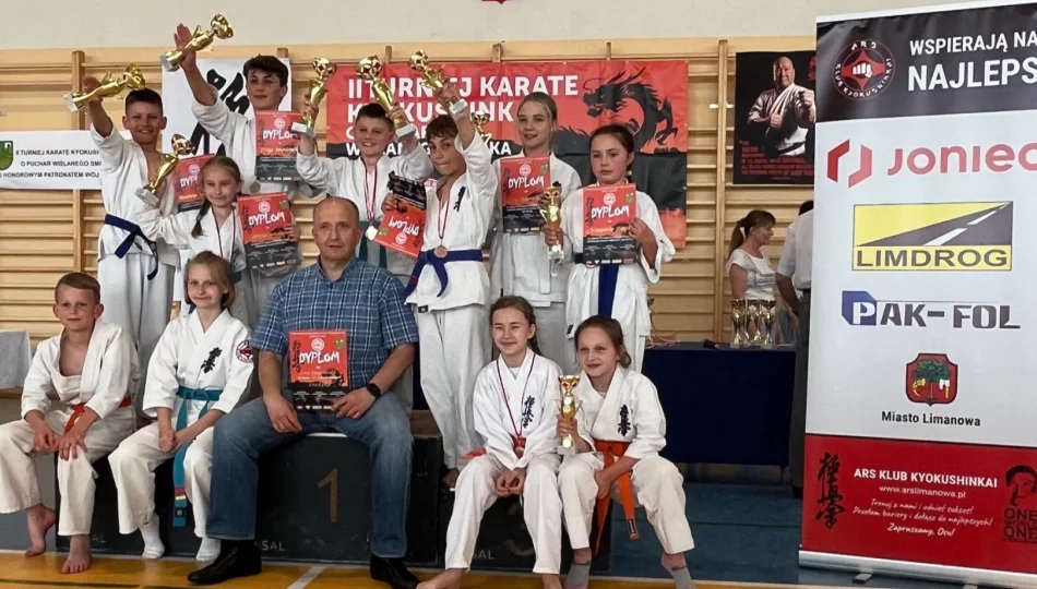 Osiem medali wywalczyli najmłodsi karatecy ARS Limanowa – JONIEC Team podczas II Turnieju Karate Kyokushin o Puchar Wiślanego Smoka - zdjęcie 1