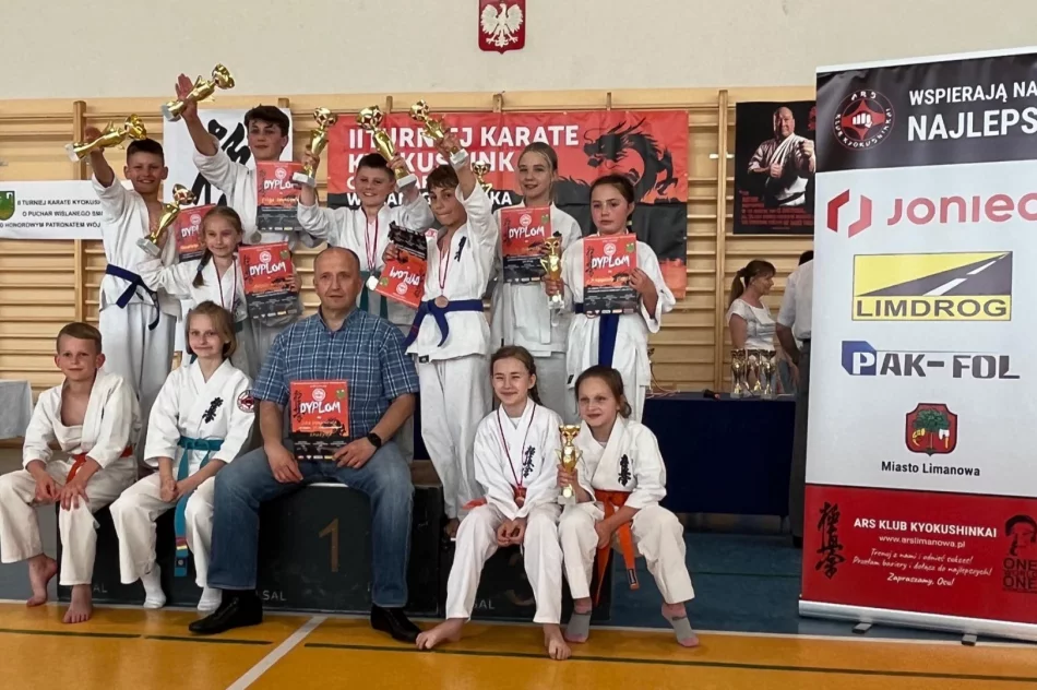 Osiem medali wywalczyli najmłodsi karatecy ARS Limanowa – JONIEC Team podczas II Turnieju Karate Kyokushin o Puchar Wiślanego Smoka - zdjęcie 3