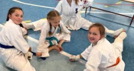 Osiem medali wywalczyli najmłodsi karatecy ARS Limanowa – JONIEC Team podczas II Turnieju Karate Kyokushin o Puchar Wiślanego Smoka - zdjęcie 4