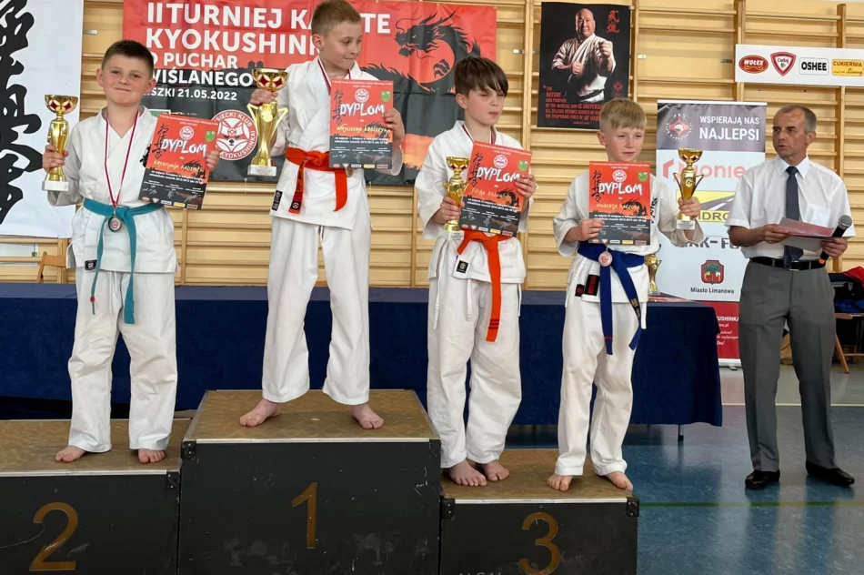 Osiem medali wywalczyli najmłodsi karatecy ARS Limanowa – JONIEC Team podczas II Turnieju Karate Kyokushin o Puchar Wiślanego Smoka - zdjęcie 6