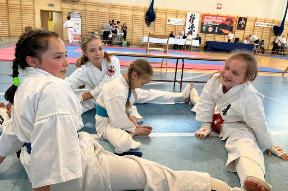Osiem medali wywalczyli najmłodsi karatecy ARS Limanowa – JONIEC Team podczas II Turnieju Karate Kyokushin o Puchar Wiślanego Smoka - zdjęcie 8