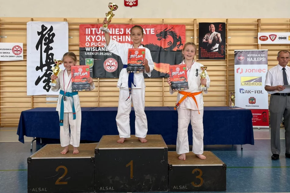 Osiem medali wywalczyli najmłodsi karatecy ARS Limanowa – JONIEC Team podczas II Turnieju Karate Kyokushin o Puchar Wiślanego Smoka - zdjęcie 9