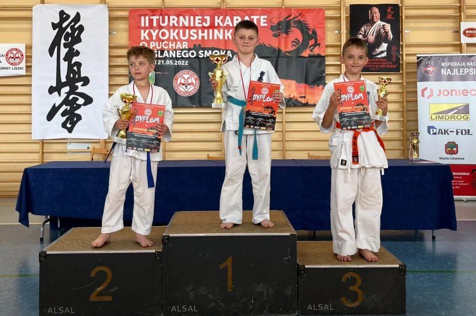 Osiem medali wywalczyli najmłodsi karatecy ARS Limanowa – JONIEC Team podczas II Turnieju Karate Kyokushin o Puchar Wiślanego Smoka - zdjęcie 10