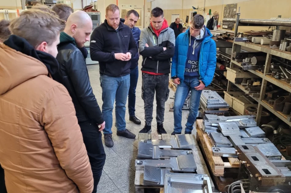 Szkoła współpracuje z lokalną firmą - zdjęcie 7