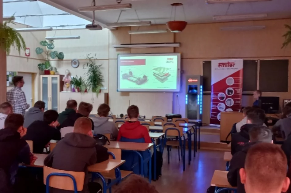 Szkoła współpracuje z lokalną firmą - zdjęcie 8