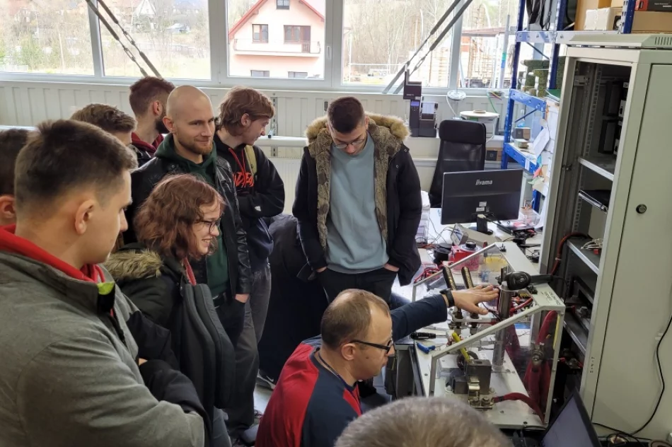 Szkoła współpracuje z lokalną firmą - zdjęcie 10