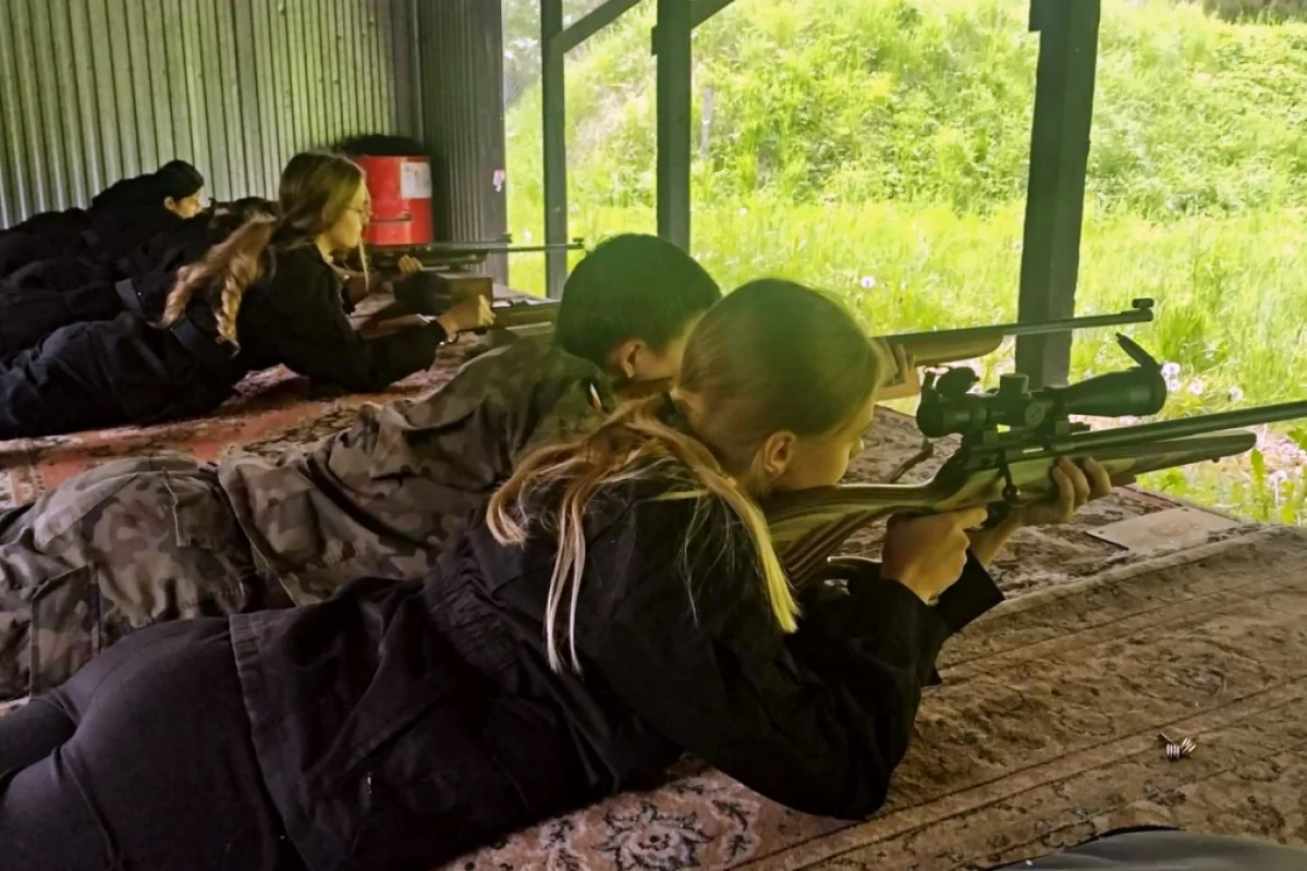 Uczniowie wojskowych klas trenują strzelectwo