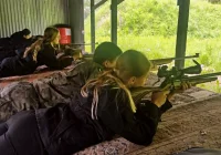 Uczniowie wojskowych klas trenują strzelectwo - zdjęcie główne
