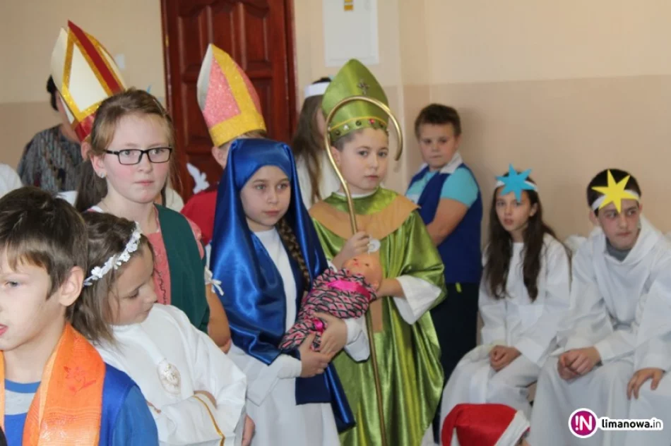 Korowód Wszystkich Świętych w Szkole Podstawowej w Pasierbcu - zdjęcie 2