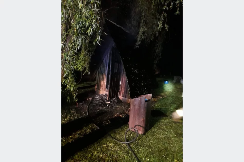 Drewniany domek dla dzieci stanął w płomieniach - zdjęcie 3