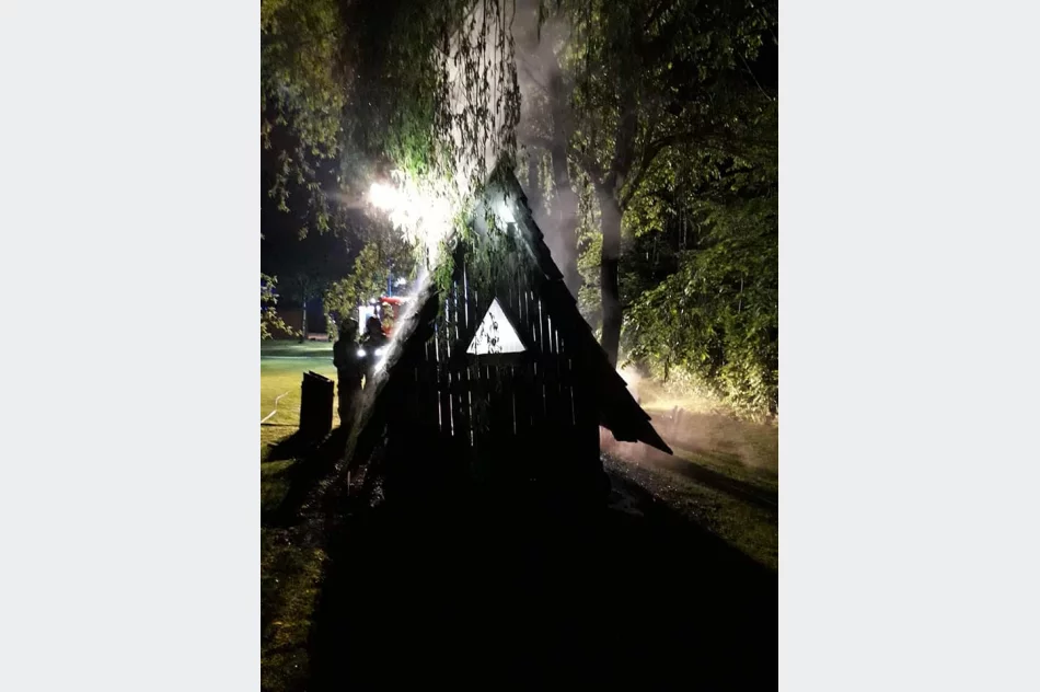 Drewniany domek dla dzieci stanął w płomieniach - zdjęcie 4