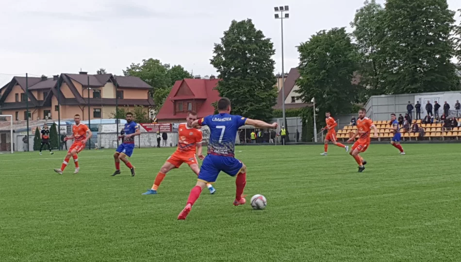 Mecz na szczycie w IV lidze, Limanovia walczyła z liderem: trzy gole i dwa zmarnowane karne - zdjęcie 1