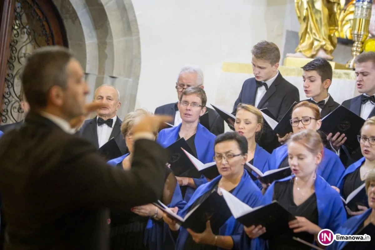 Chór CANTICUM IUBILAEUM w nowych strojach!