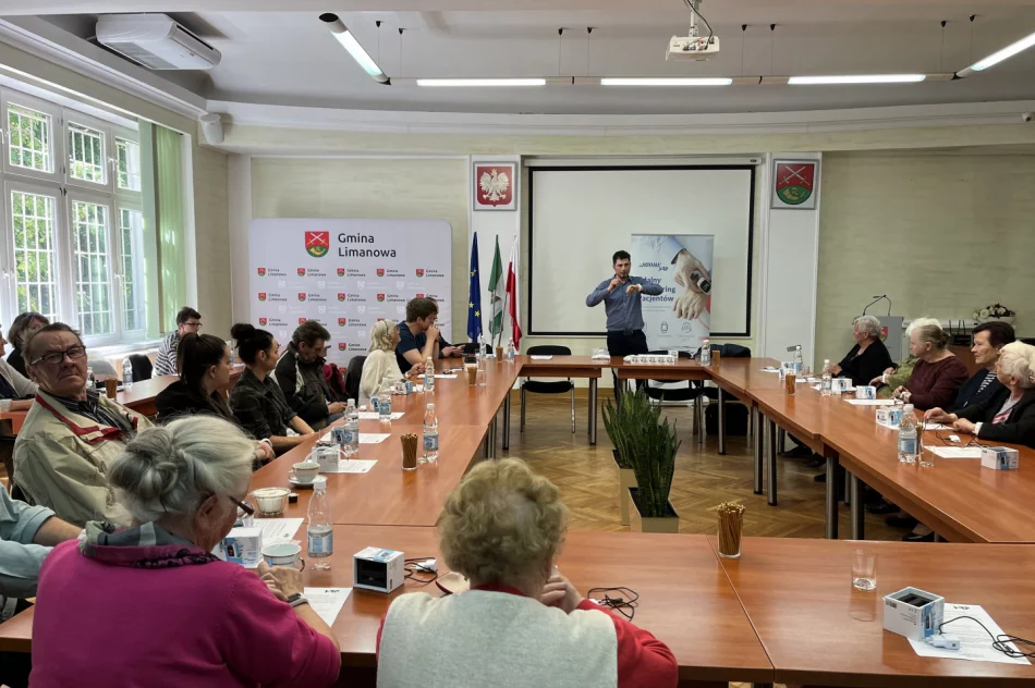 Seniorzy zostali przeszkoleni z obsługi opasek bezpieczeństwa - zdjęcie 2