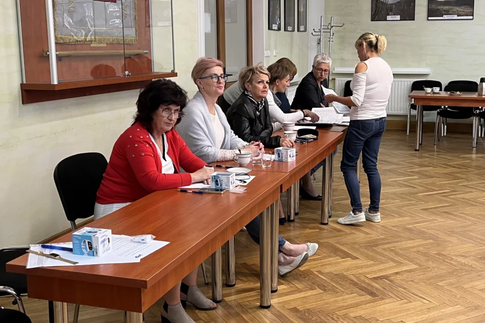 Seniorzy zostali przeszkoleni z obsługi opasek bezpieczeństwa - zdjęcie 4