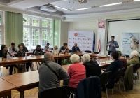 Seniorzy zostali przeszkoleni z obsługi opasek bezpieczeństwa - zdjęcie główne