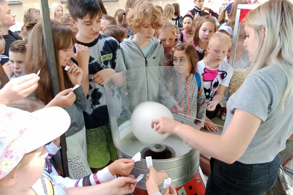 Festyn z okazji Dnia Dziecka w Szkole Podstawowej nr 2 Limanowej - zdjęcie 3