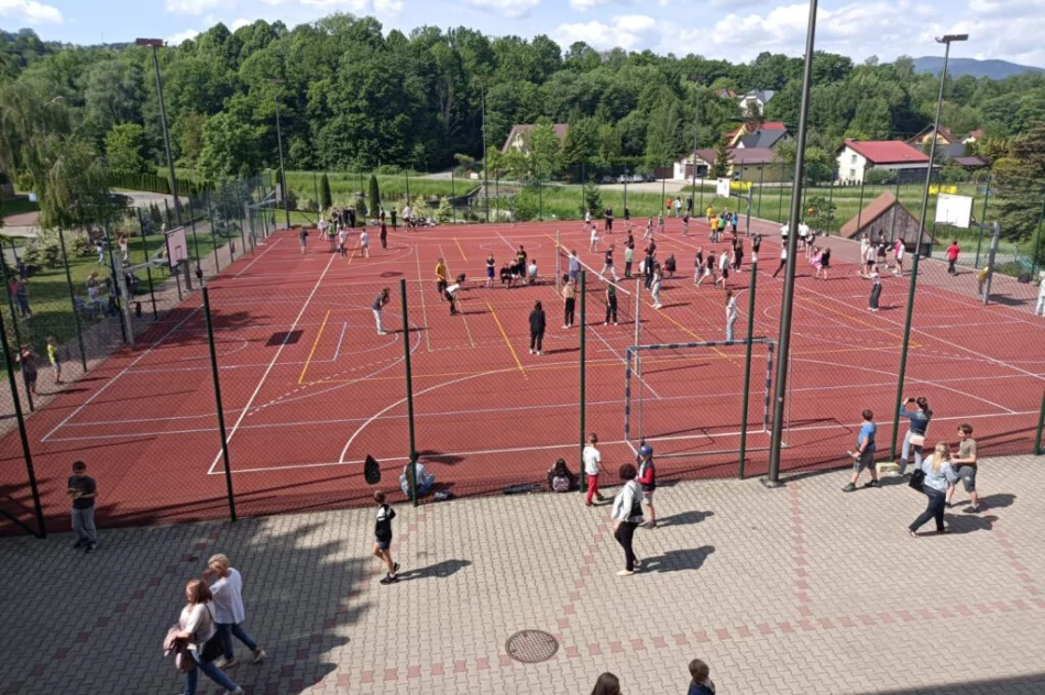 Festyn z okazji Dnia Dziecka w Szkole Podstawowej nr 2 Limanowej - zdjęcie 5