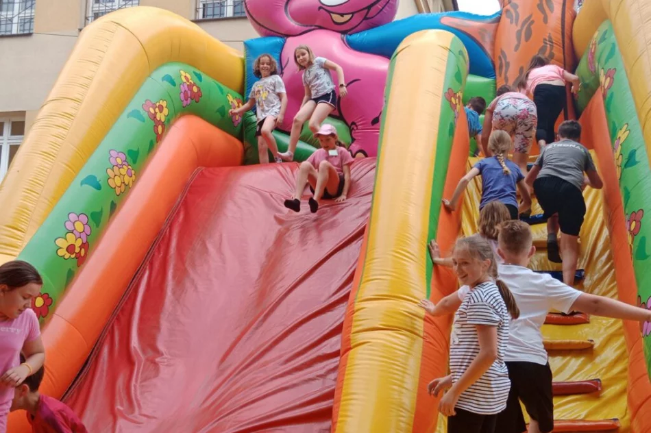 Festyn z okazji Dnia Dziecka w Szkole Podstawowej nr 2 Limanowej - zdjęcie 6