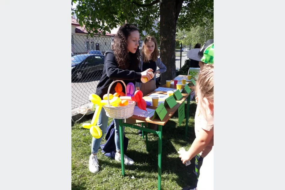 Festyn z okazji Dnia Dziecka w Szkole Podstawowej nr 2 Limanowej - zdjęcie 7