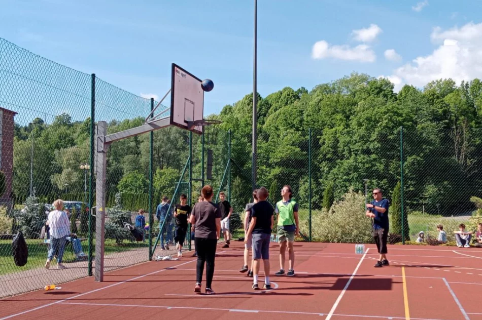 Festyn z okazji Dnia Dziecka w Szkole Podstawowej nr 2 Limanowej - zdjęcie 10