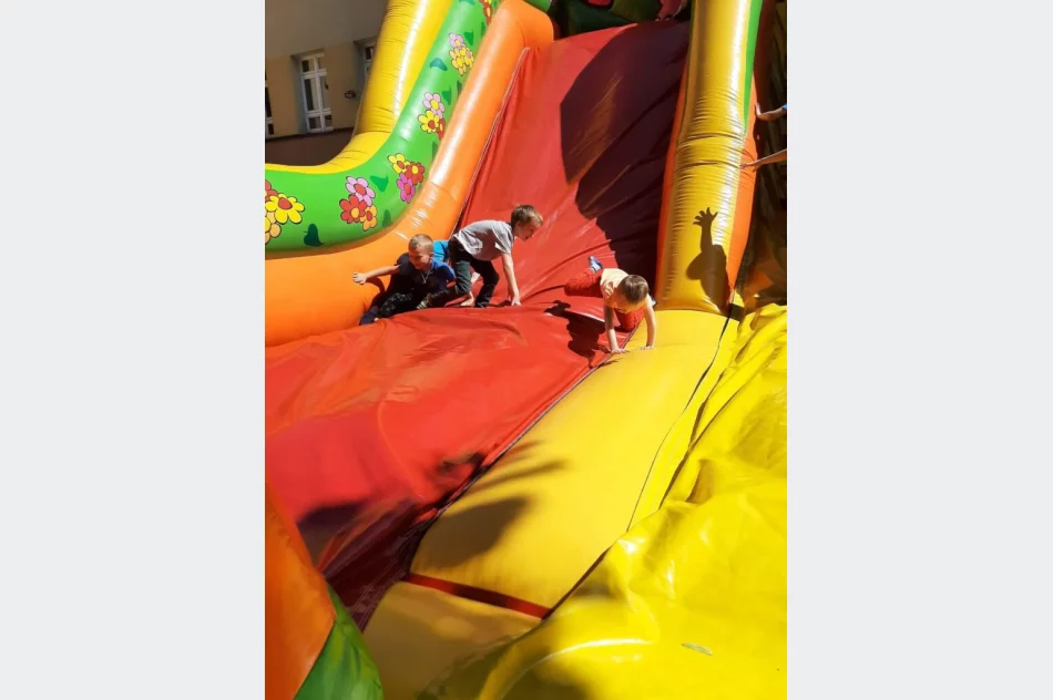 Festyn z okazji Dnia Dziecka w Szkole Podstawowej nr 2 Limanowej - zdjęcie 12