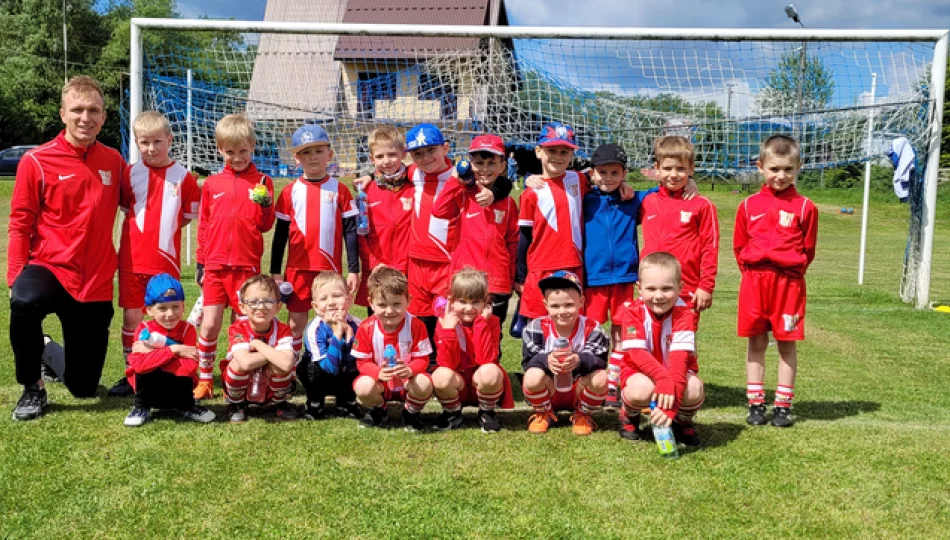 Ambitna i zacięta walka młodych piłkarzy - zdjęcie 1