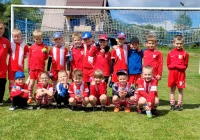 Ambitna i zacięta walka młodych piłkarzy - zdjęcie główne