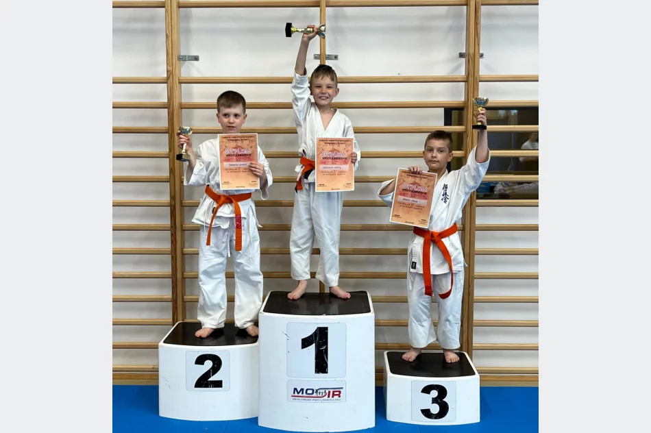 8 medali wywalczyli najmłodsi karatecy ARS Klub Kyokushinkai w Jaśle - zdjęcie 2