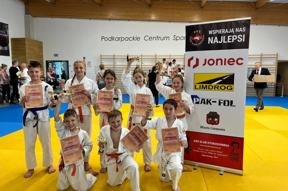 8 medali wywalczyli najmłodsi karatecy ARS Klub Kyokushinkai w Jaśle - zdjęcie 3