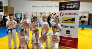 8 medali wywalczyli najmłodsi karatecy ARS Klub Kyokushinkai w Jaśle - zdjęcie 3