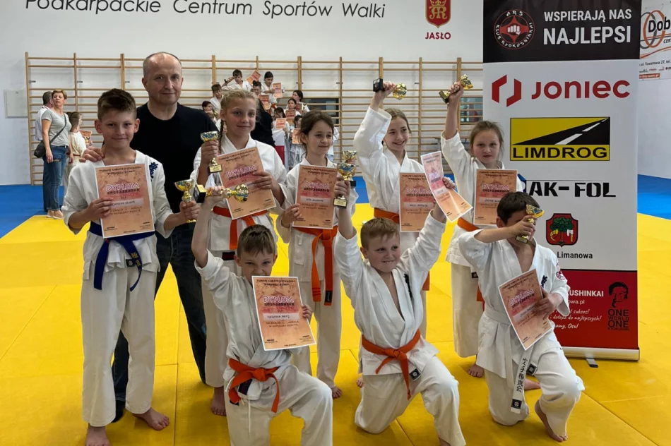 8 medali wywalczyli najmłodsi karatecy ARS Klub Kyokushinkai w Jaśle - zdjęcie 4