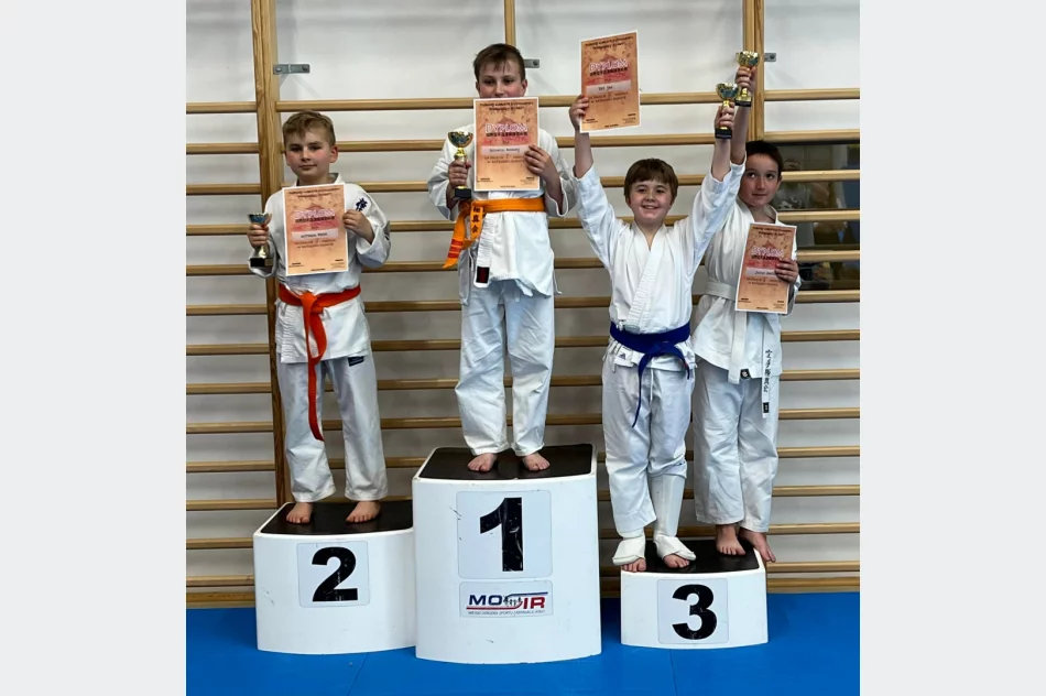 8 medali wywalczyli najmłodsi karatecy ARS Klub Kyokushinkai w Jaśle - zdjęcie 6
