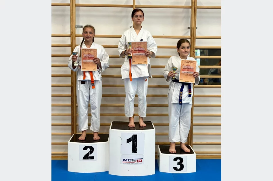 8 medali wywalczyli najmłodsi karatecy ARS Klub Kyokushinkai w Jaśle - zdjęcie 7