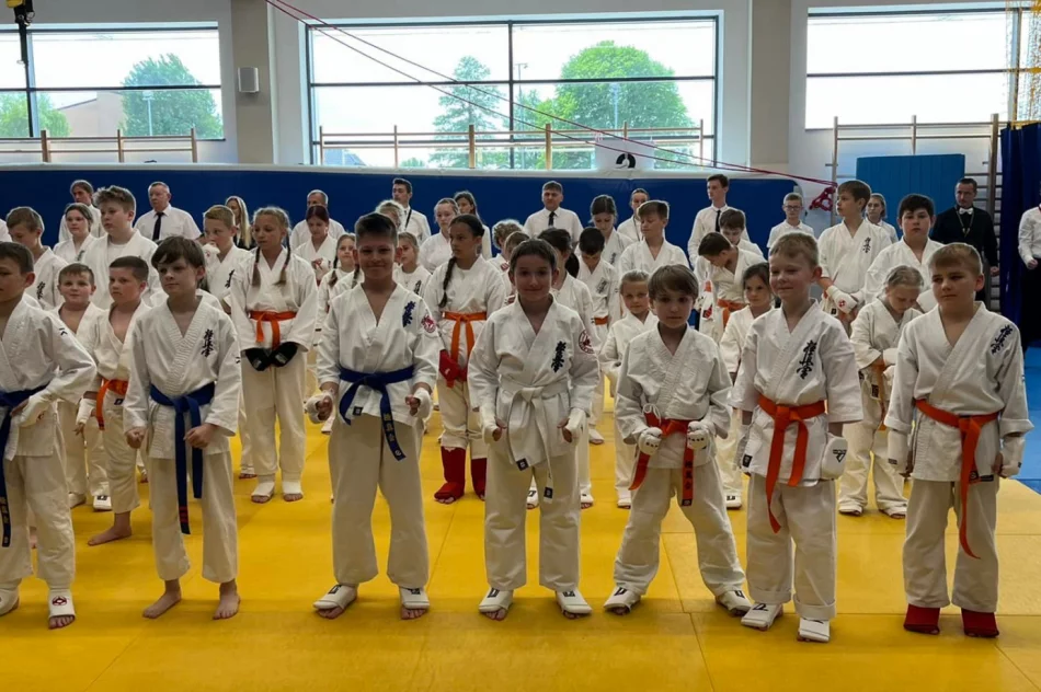 8 medali wywalczyli najmłodsi karatecy ARS Klub Kyokushinkai w Jaśle - zdjęcie 11