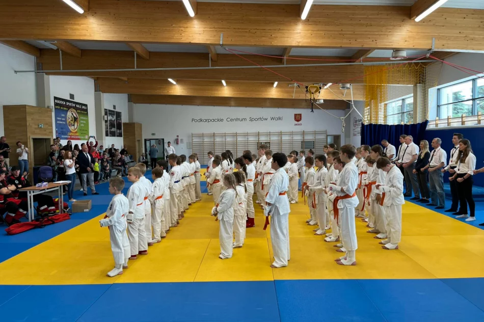 8 medali wywalczyli najmłodsi karatecy ARS Klub Kyokushinkai w Jaśle - zdjęcie 12