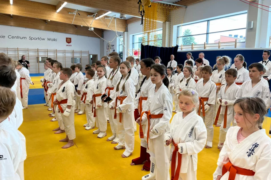 8 medali wywalczyli najmłodsi karatecy ARS Klub Kyokushinkai w Jaśle - zdjęcie 14